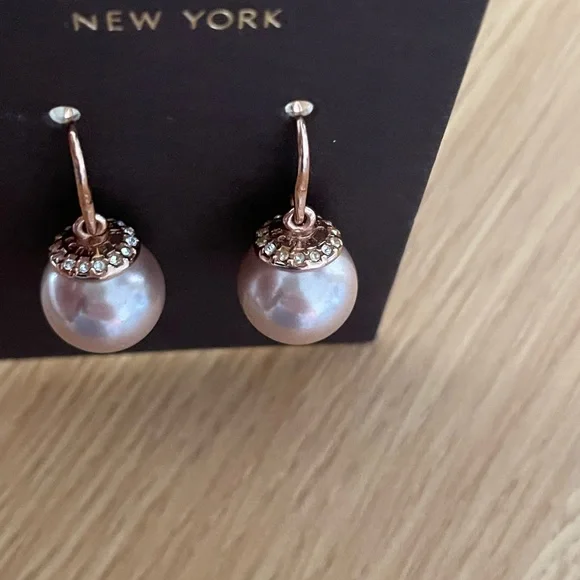 Henri Bendel classic pearl earrings - Picture 5 of 6